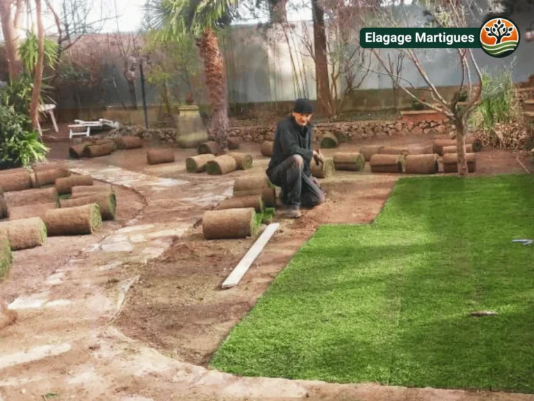 Paysagiste posant du gazon pour embellir un jardin à Martigues.